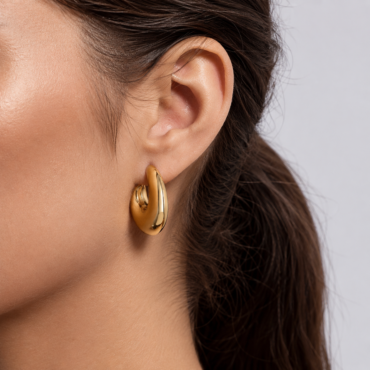 Cercei GOLDEN SCULPT HOOPS placați cu aur de 18K