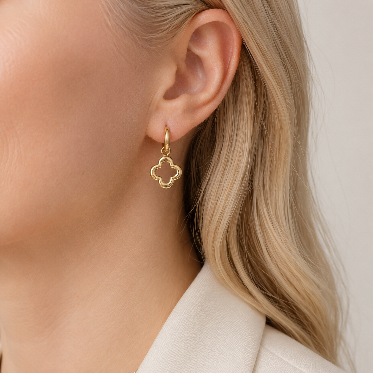 Cercei GOLDEN CLOVER HOOPS placați cu aur de 18K