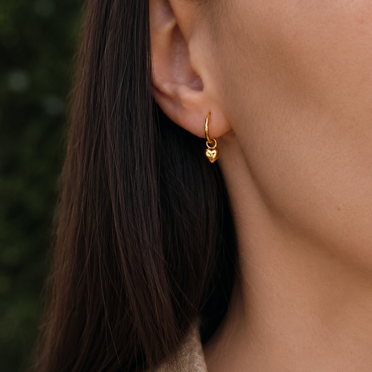 Cercei TINY HEART HOOPS placați cu aur de 18K