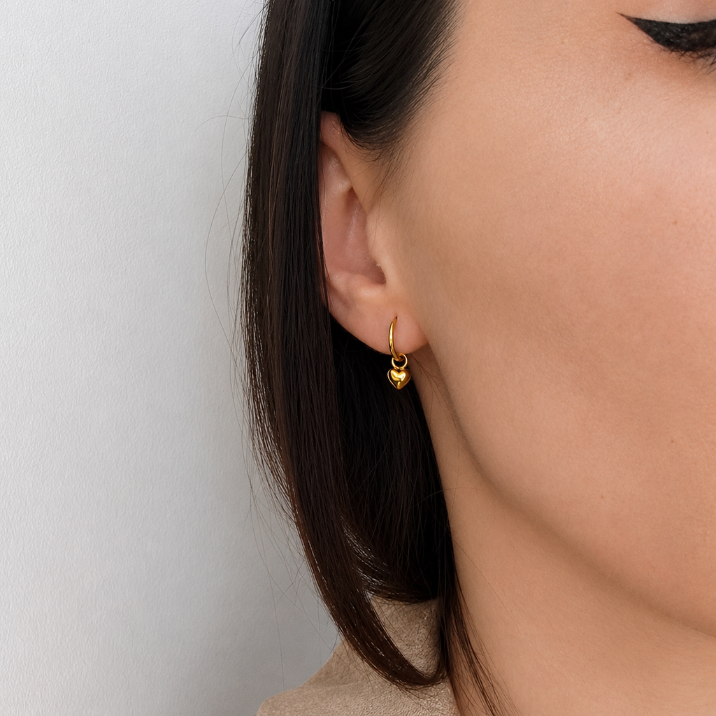 Cercei TINY HEART HOOPS placați cu aur de 18K
