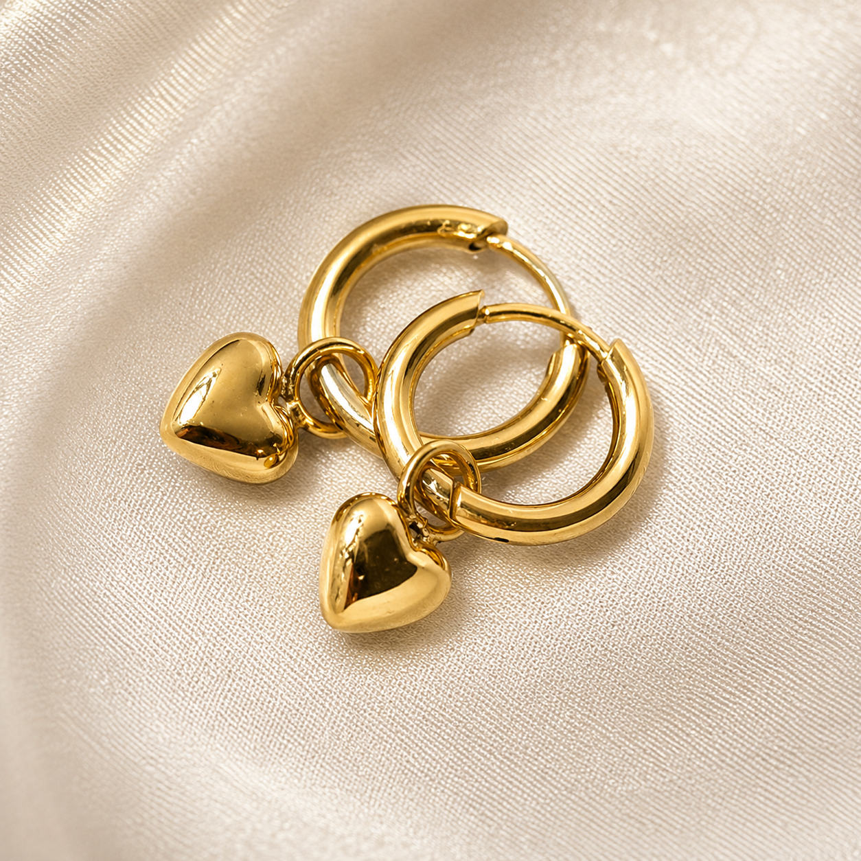 Cercei TINY HEART HOOPS placați cu aur de 18K